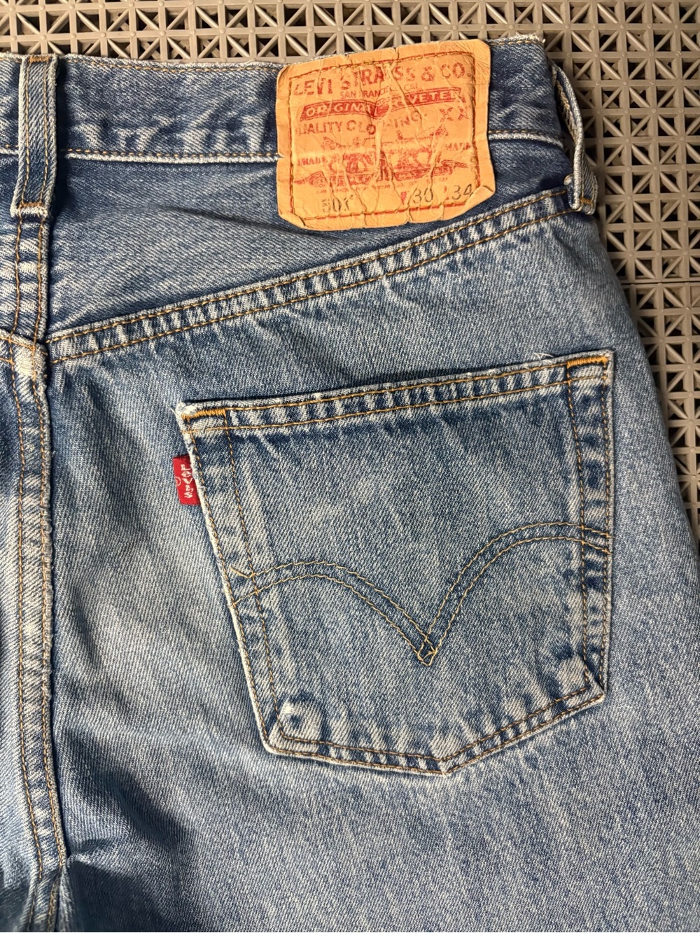 Vintage Levi's 501 Medium Wash Button-Fly Blue Jeans - Y2K - Picture 8 of 15